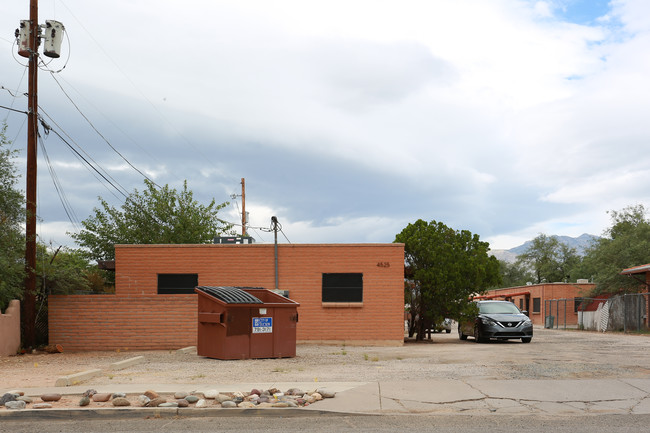 4525 E Belvedere Ave in Tucson, AZ - Foto de edificio - Building Photo