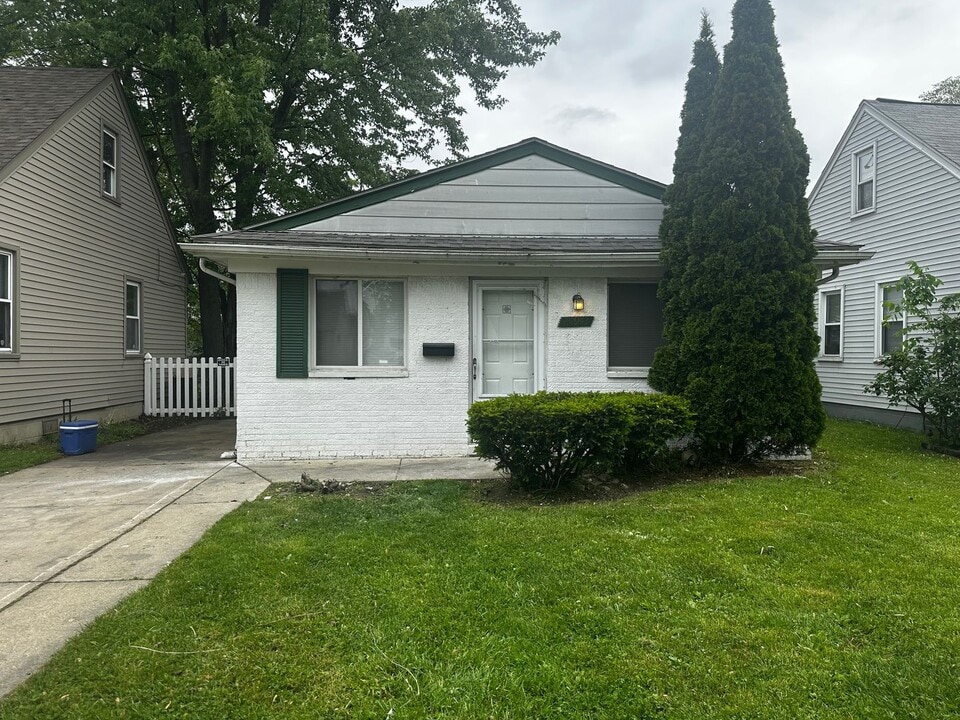 20943 Hollywood St in Harper Woods, MI - Building Photo