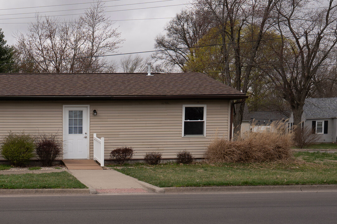 817 N Main St in Flora, IL - Building Photo
