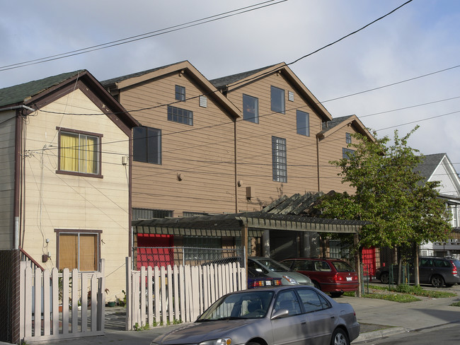 345 Henry St in Oakland, CA - Building Photo - Building Photo