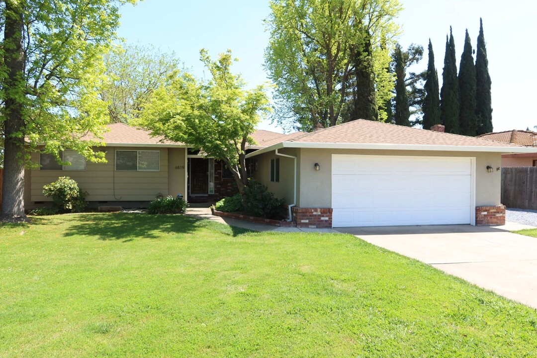 6819 Pocket Rd in Sacramento, CA - Foto de edificio