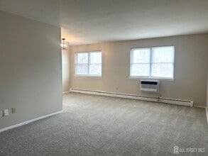 8 Manchester Ct in Freehold, NJ - Building Photo - Building Photo