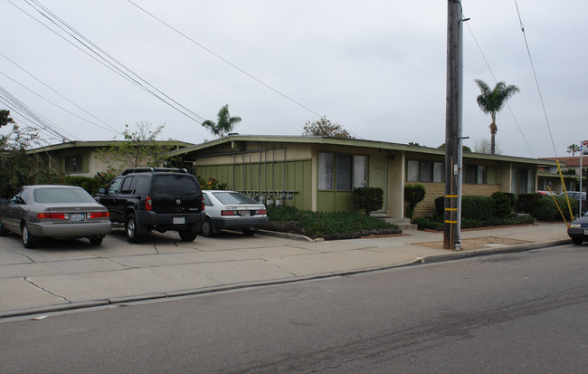 Halekulani Apartments in Imperial Beach, CA - Building Photo - Building Photo