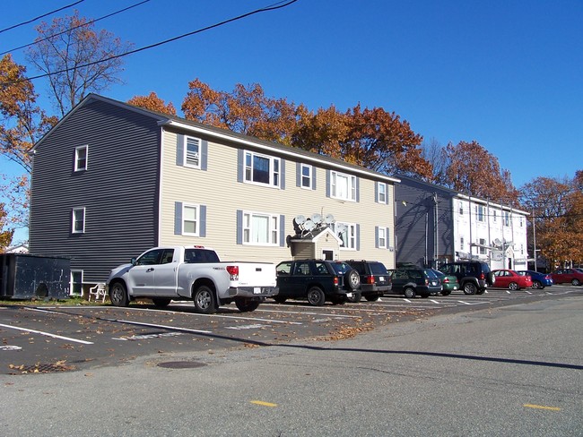 72 Lorchris in Leominster, MA - Foto de edificio - Building Photo