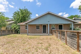 2011 E Stassney Ln in Austin, TX - Building Photo