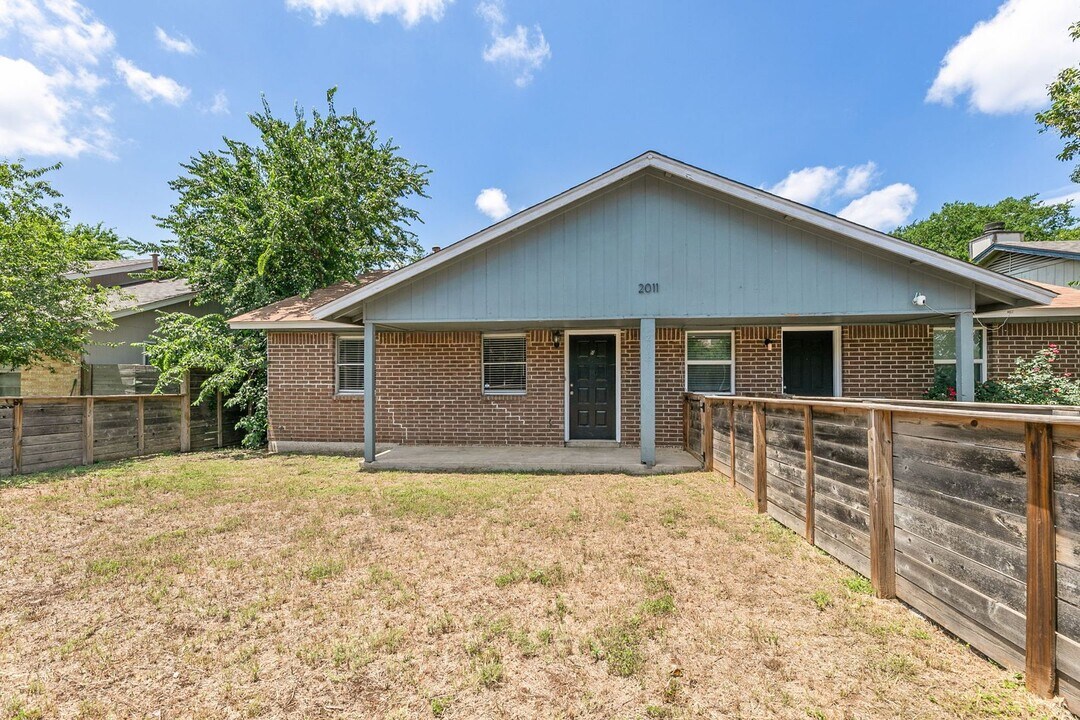 2011 E Stassney Ln in Austin, TX - Building Photo