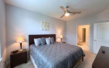 220 Sandy Springs Cir in Atlanta, GA - Foto de edificio - Building Photo