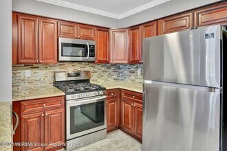 79 Crosspointe Dr in East Brunswick, NJ - Building Photo - Building Photo