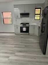 31-69 30th St in Queens, NY - Foto de edificio - Building Photo