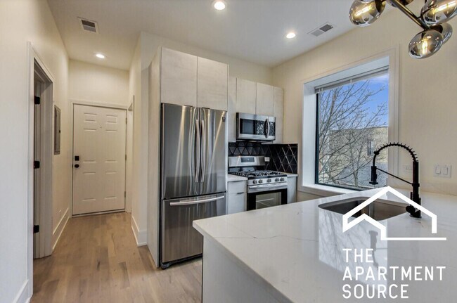 2553 W Hirsch St in Chicago, IL - Building Photo - Building Photo