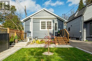 2 Freeman St in Toronto, ON - Building Photo