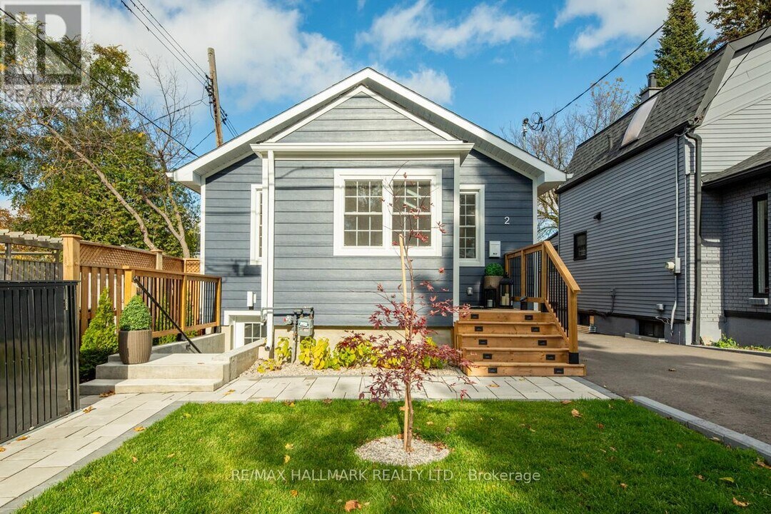 2 Freeman St in Toronto, ON - Building Photo