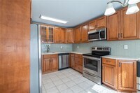 25 Spring Ln in Levittown, NY - Foto de edificio - Building Photo