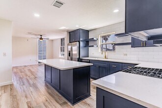 3913 Avenue H in Galveston, TX - Building Photo - Building Photo