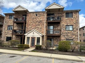 2215 Nichols Rd in Arlington Heights, IL - Building Photo