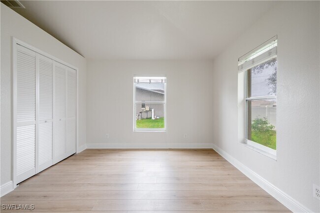 102 SE 39th Terrace in Cape Coral, FL - Foto de edificio - Building Photo