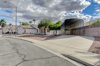 114 E Tamarack Dr in Henderson, NV - Building Photo - Building Photo