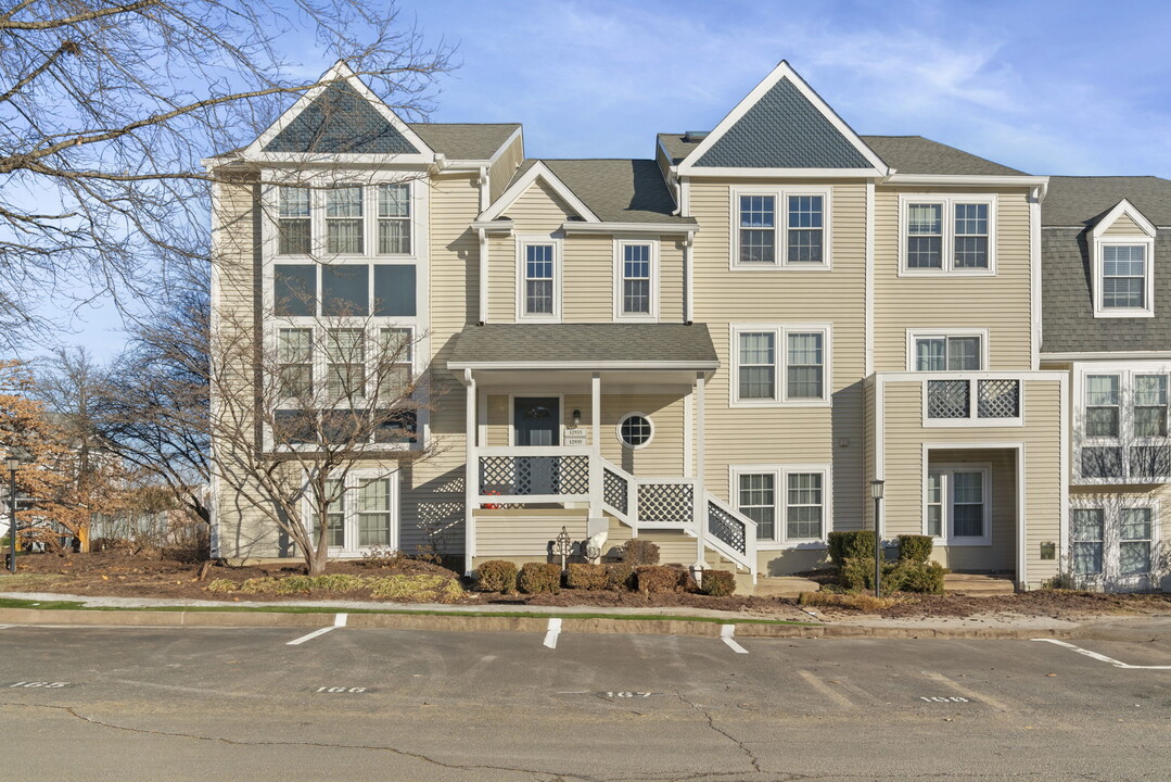 12933 Grays Pointe Rd, Unit 12933 A in Fairfax, VA - Building Photo