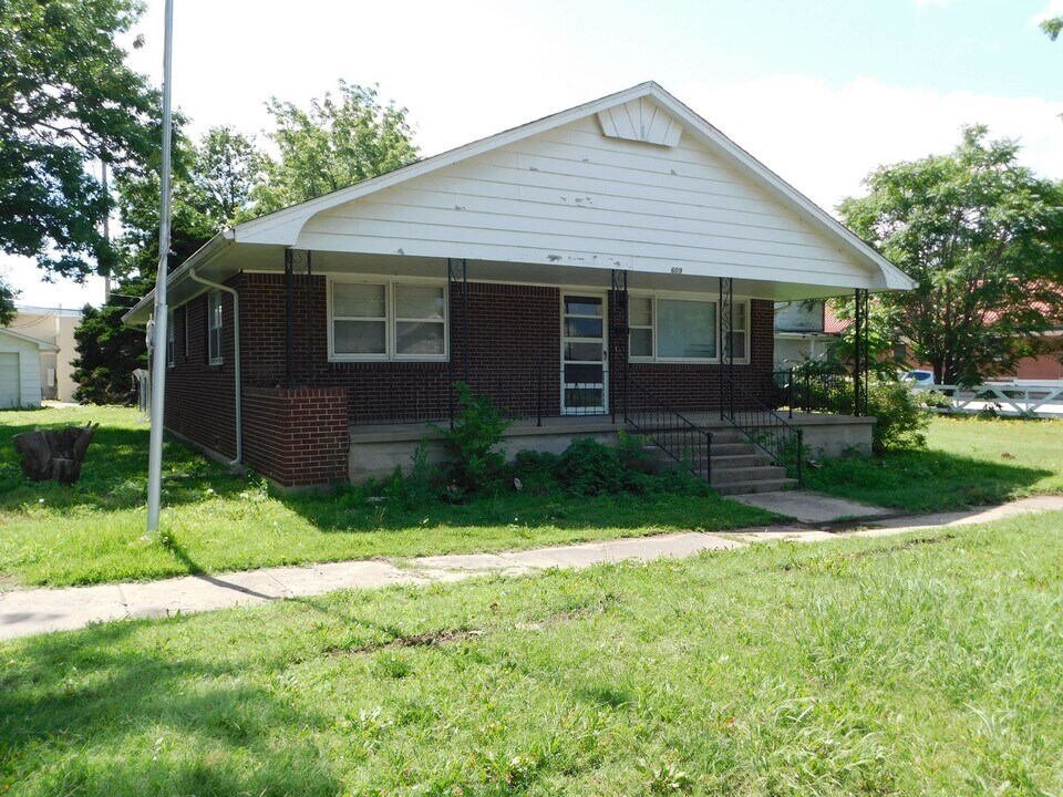 609 School St in Augusta, KS - Building Photo