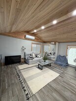 7711 Owensmouth Ave in Los Angeles, CA - Building Photo