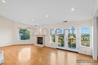 135 Montalvo Rd in Redwood City, CA - Foto de edificio - Building Photo