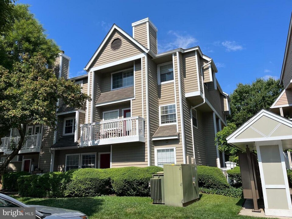 5800 Inman Park Cir in North Bethesda, MD - Foto de edificio