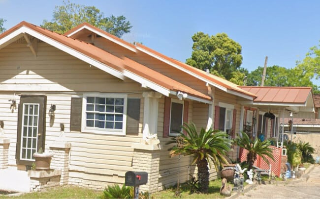 3030 6th Ave