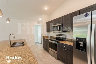 19107 Evergreen Rd in Ft. Myers, FL - Foto de edificio - Building Photo