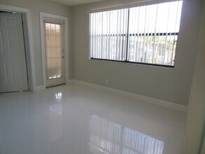 728 Executive Center Dr in West Palm Beach, FL - Building Photo - Building Photo