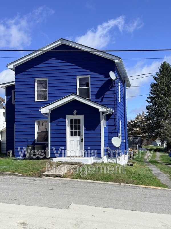 property at 304 N 3rd St