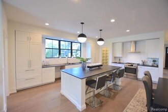887 Redding Rd in Birmingham, MI - Building Photo - Building Photo