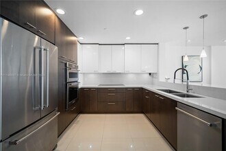 19234 Fisher Island Dr in Miami, FL - Building Photo - Building Photo