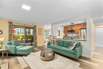 2145 Dexter Ave N, Unit 101 in Seattle, WA - Foto de edificio - Building Photo