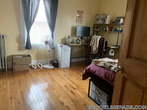 46 Aspinwall Ave in Brookline, MA - Building Photo - Building Photo
