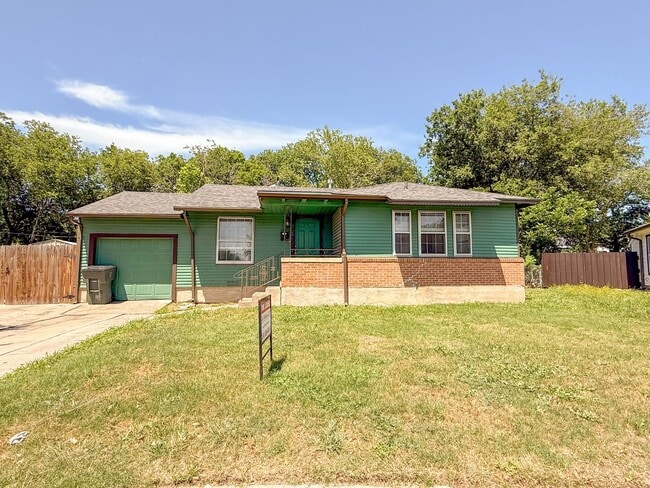 property at 905 Diamond Cir