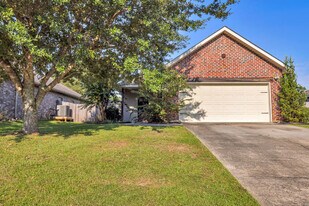 13727 Fox Hill Dr in Gulfport, MS - Building Photo