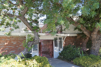 19933 Roscoe Blvd in Winnetka, CA - Foto de edificio - Building Photo