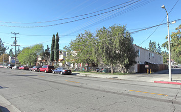 9015 Owensmouth Ave in Canoga Park, CA - Building Photo - Building Photo