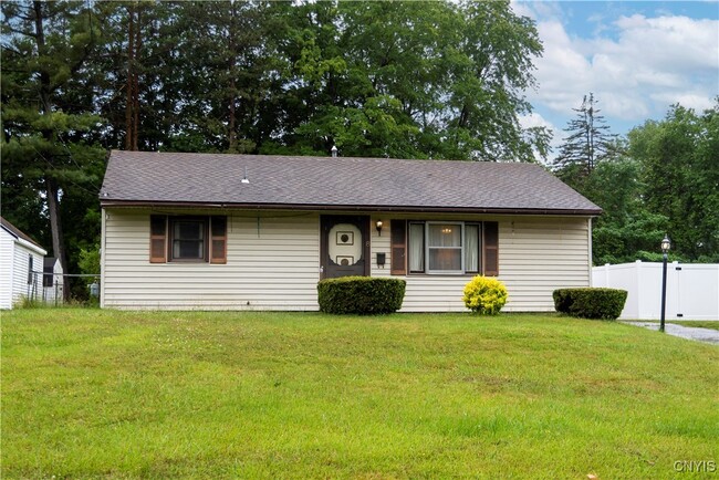 8 Mapledale Rd in New Hartford, NY - Foto de edificio - Building Photo