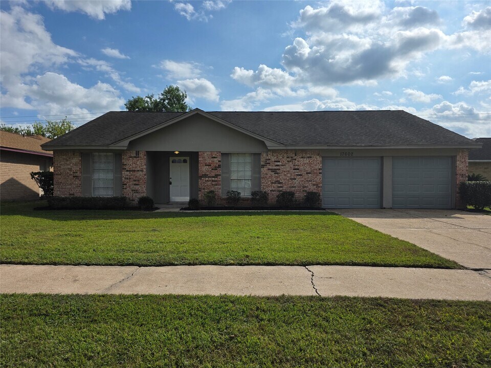 17602 Heritage Bay Dr in Webster, TX - Building Photo