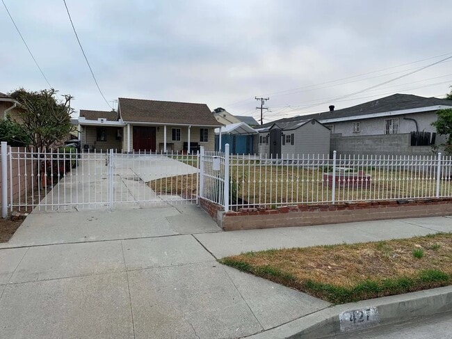 property at 427 E Saxon Ave