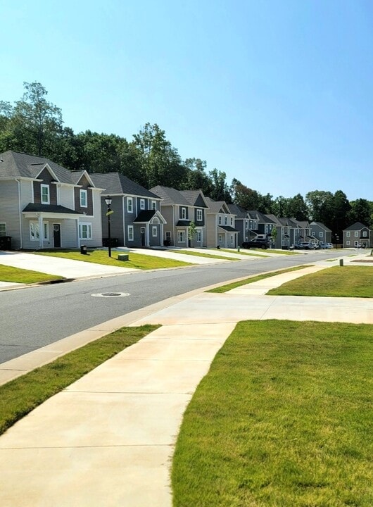 Charlton Farms in Winston-Salem, NC - Foto de edificio