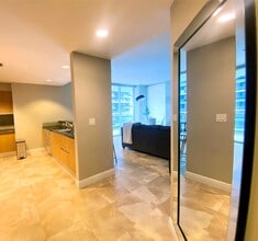 1050 Brickell Ave in Miami, FL - Foto de edificio - Building Photo