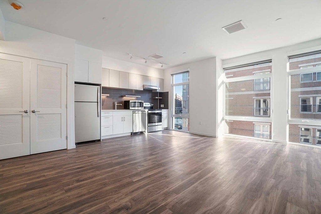822 Beacon St, Unit 207 in Boston, MA - Building Photo