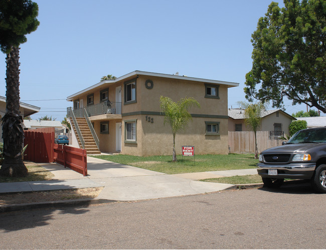 122 Jefferson Ave in Chula Vista, CA - Foto de edificio - Building Photo