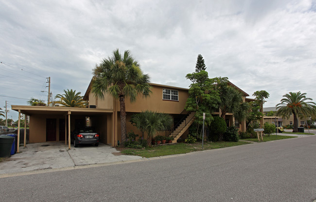 2668 St Joseph Dr in Dunedin, FL - Building Photo - Building Photo