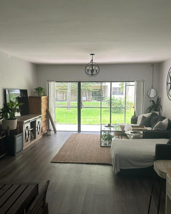 511 Ives Dairy Rd in North Miami Beach, FL - Building Photo