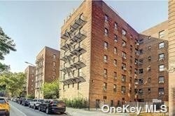 44-25 Macnish St in Queens, NY - Foto de edificio