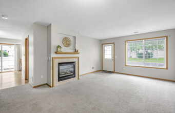 9338 Inland Ln N in Maple Grove, MN - Building Photo - Building Photo