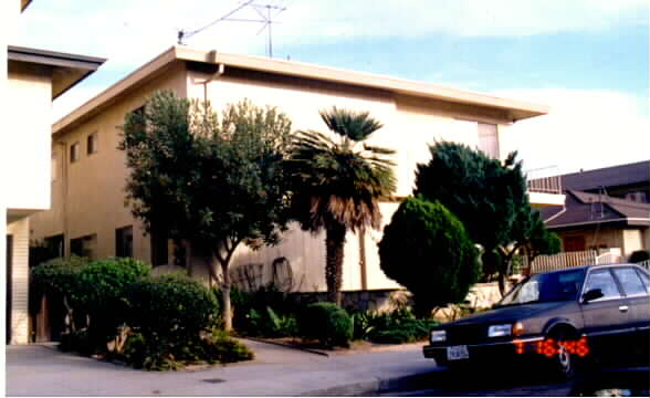 11608 Menlo Ave in Hawthorne, CA - Foto de edificio - Building Photo